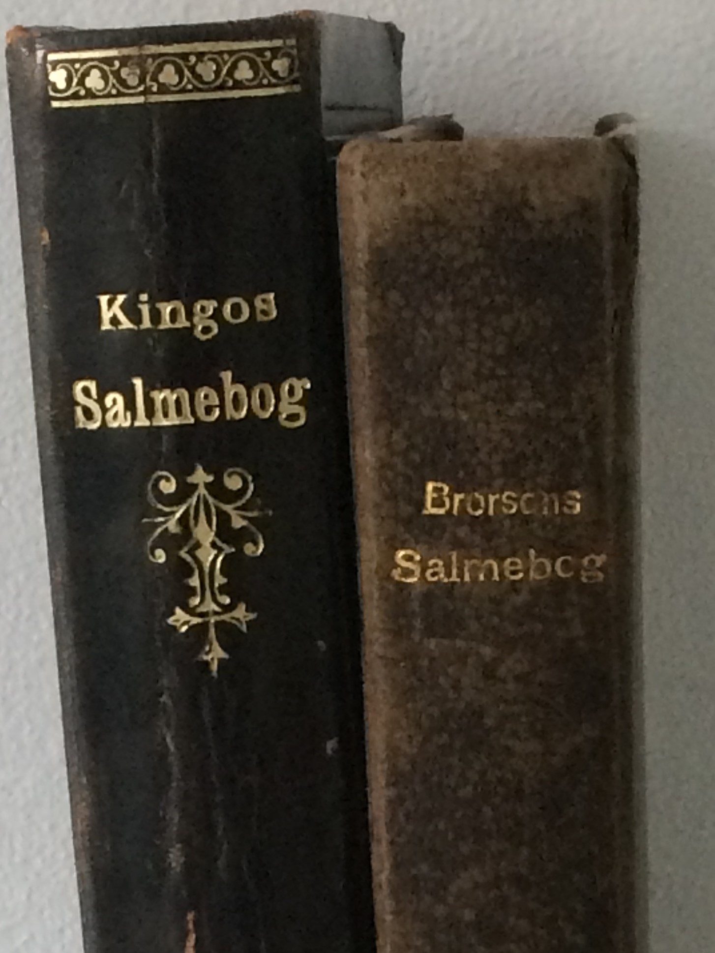 Fotografi av to bogrygge. Den ene er Kingos, og den anden er Brorsons salmebog.