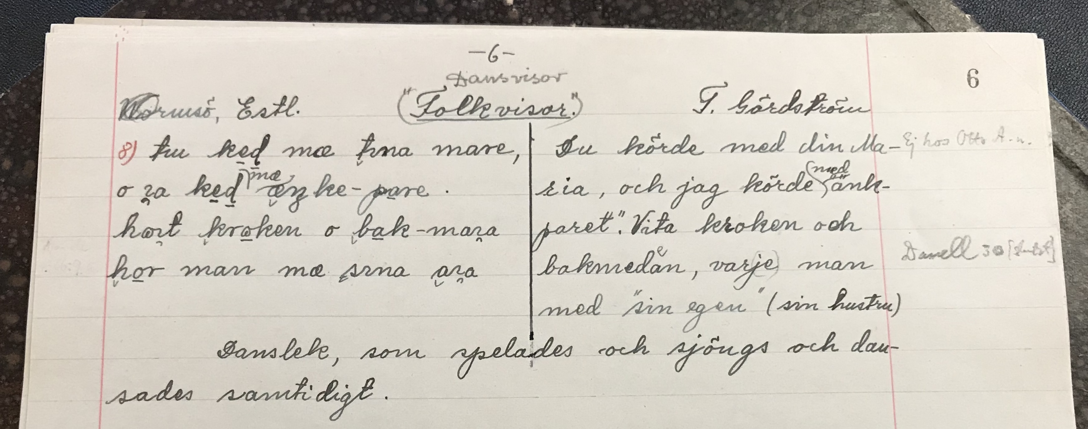 Fotografi
    av den handskrivna texten i två spalter. Enstaka korrigeringar har
    gjorts och betoningar har märkts ut. I marginalen finns två
    kommentarer/hänvisningar.