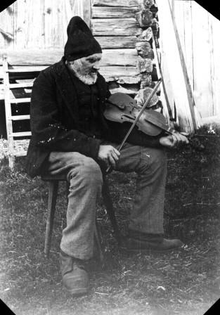 Spelmannen Gyris Anders Andersson, Älvdalen. Foto: Karl-Erik Forslund, 1910.