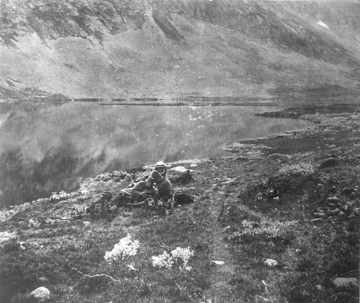 Karl Tirén med sällskap på insamlingsexpedition i fjällandskap.